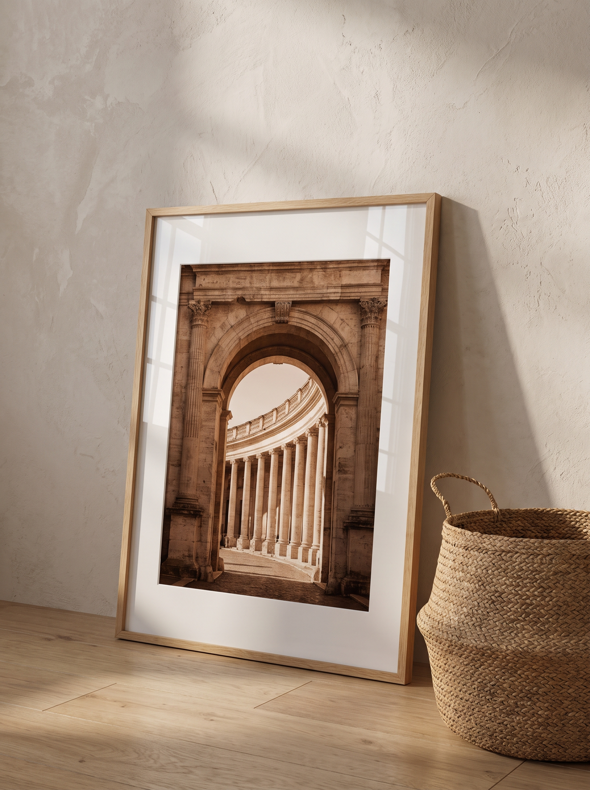 Stampa incorniciata Arco Romano, fotografia in toni seppia di un arco in pietra e di un colonnato, cornice in rovere appoggiata a una parete in intonaco